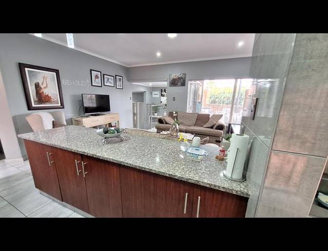 2 BEDROOM TOWNHOUSE FOR SALE IN MORELETAPARK